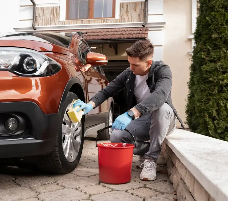 Lavage auto à domicile Gilley : professionnel intervenant sur un véhicule